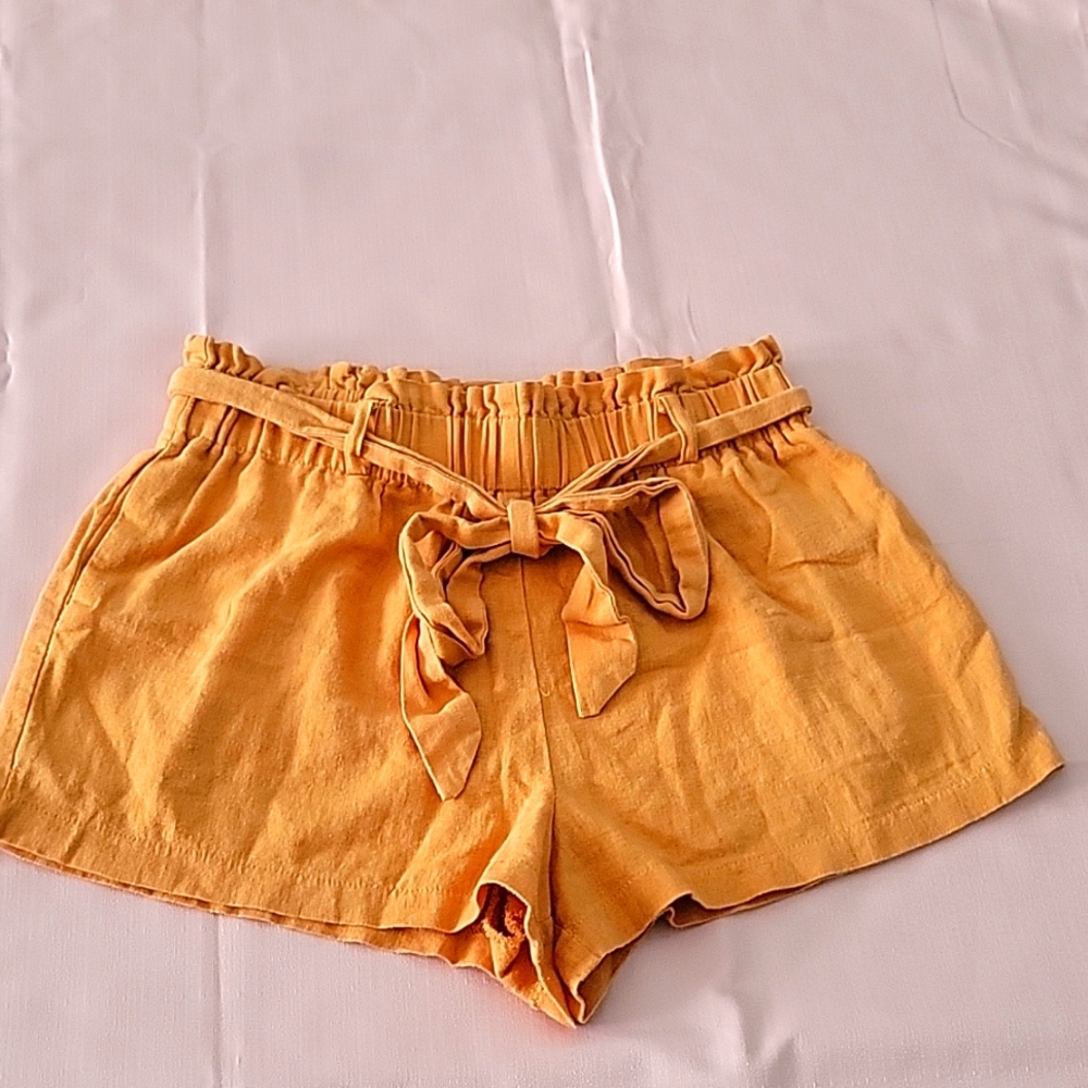 Size M linen shorts with pockets